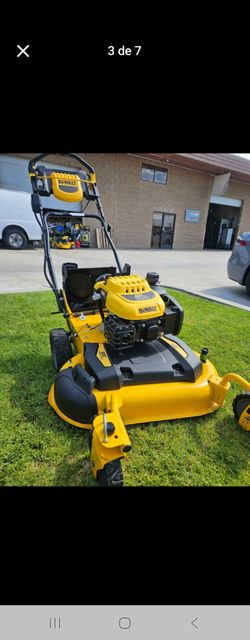 DEWALT GAS 28"IN SELF PROPELLED LAWN MOWER LIKE NEW