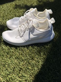 Womenās Nike Shoes Size 8