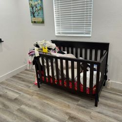 Mocha Baby crib/toddler bed convertable 