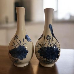 2 Japanese porcelain tokkuri