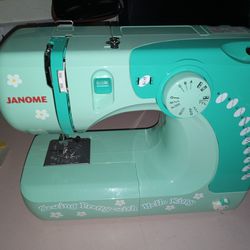 Sewing Machine Easy To Use Works Perfect Excellent Condition $60