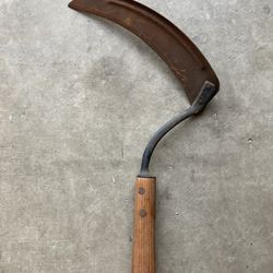 VINTAGE RUSTIC HAND SICKLE. 11” BLADE. WOOD HANDLE. GREAT PATINA.