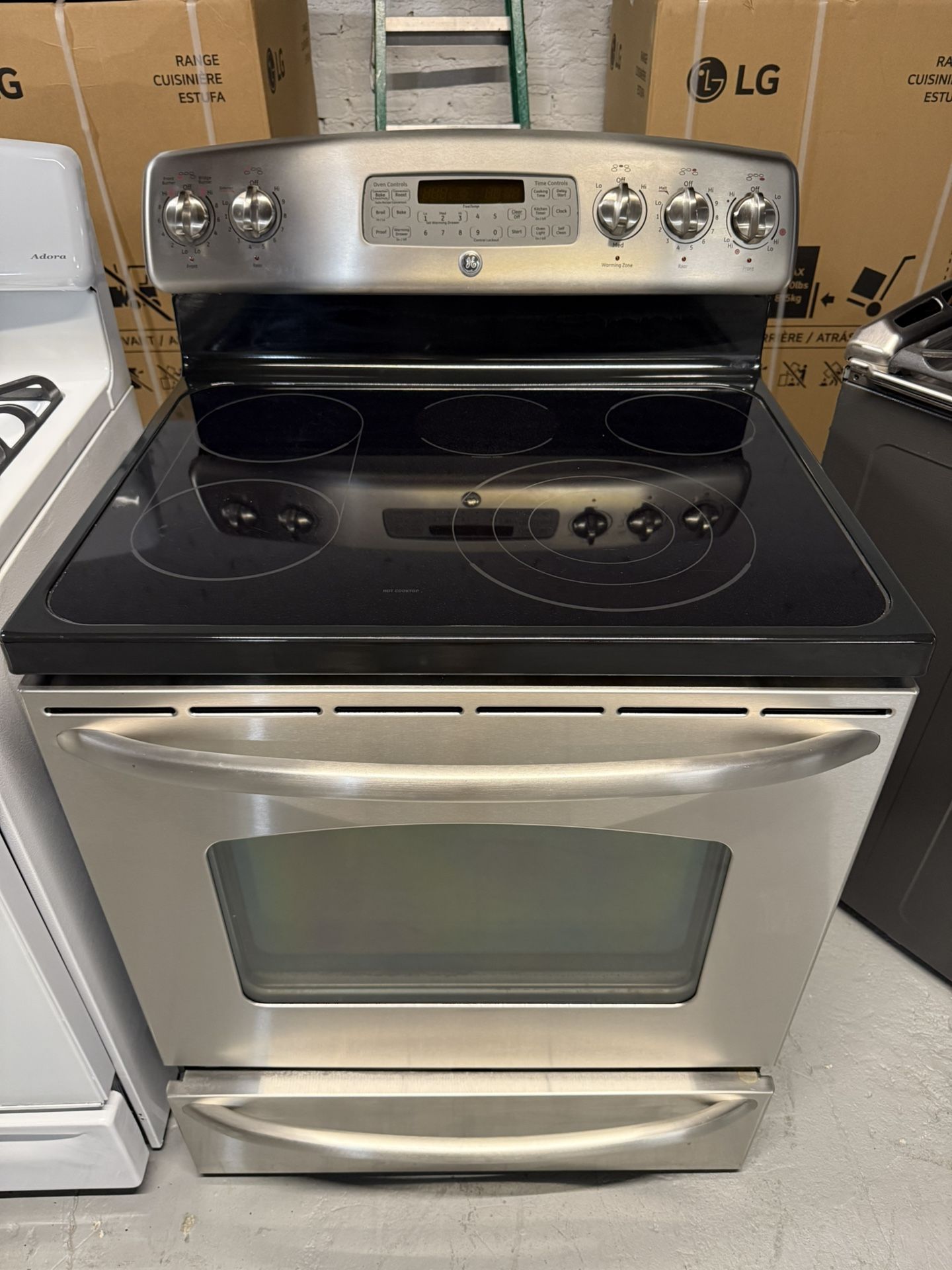 GE STAINLESS STELL ELECTRIC STOVE 60 DAY OF WARRANTY 