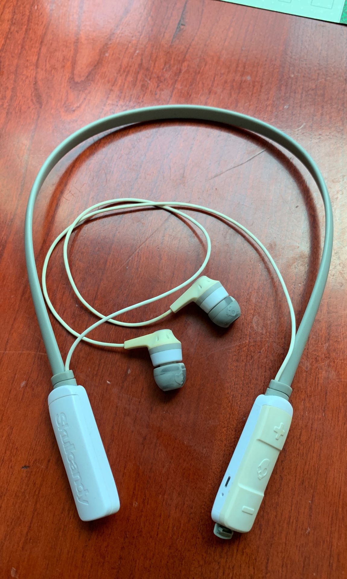 Wireless earbuds
