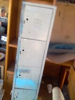 LOCKER JUST LIKE YOU SEE HERE 5  LOCKERS TO PUT THINGS PRICE $100 DOLLARS NEGOTIABLE OR BETTER PRICE