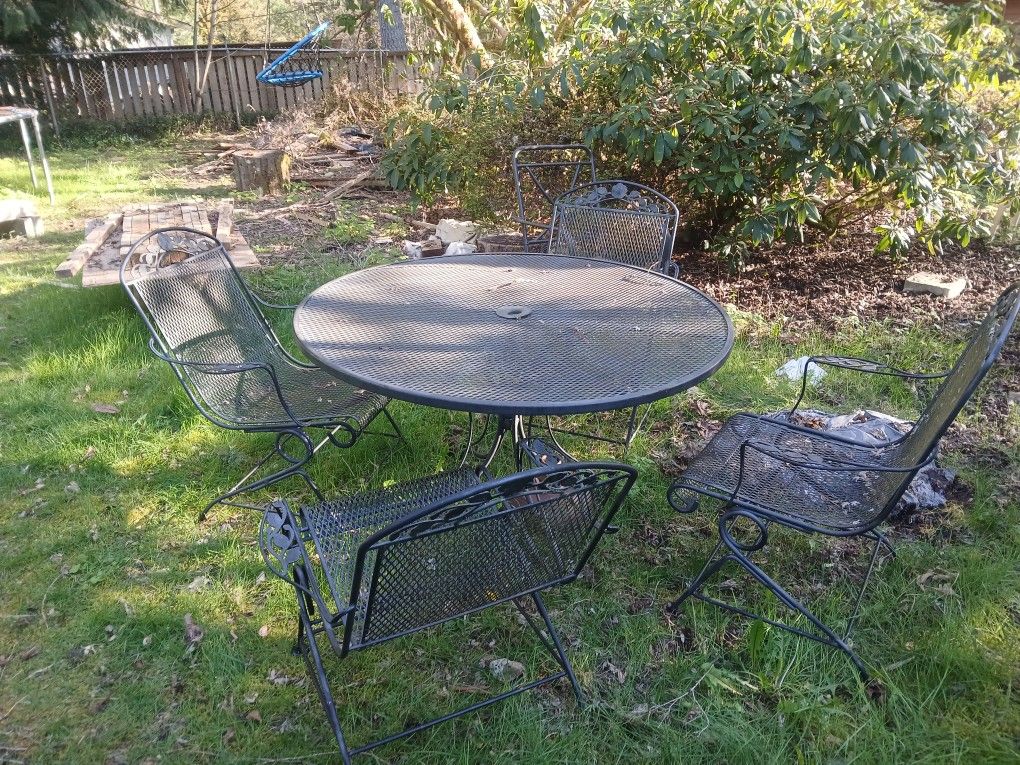 Outdoor Table & Chairs