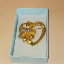 Avon heart pin/amethyst brooch goldtone