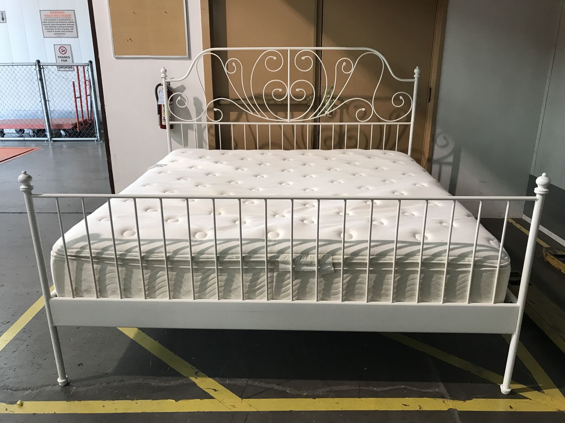 Great King size bed with a comfortable mattress