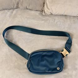 Lululemon Everywhere Belt Bag
