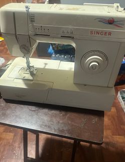 Sewing machine singer