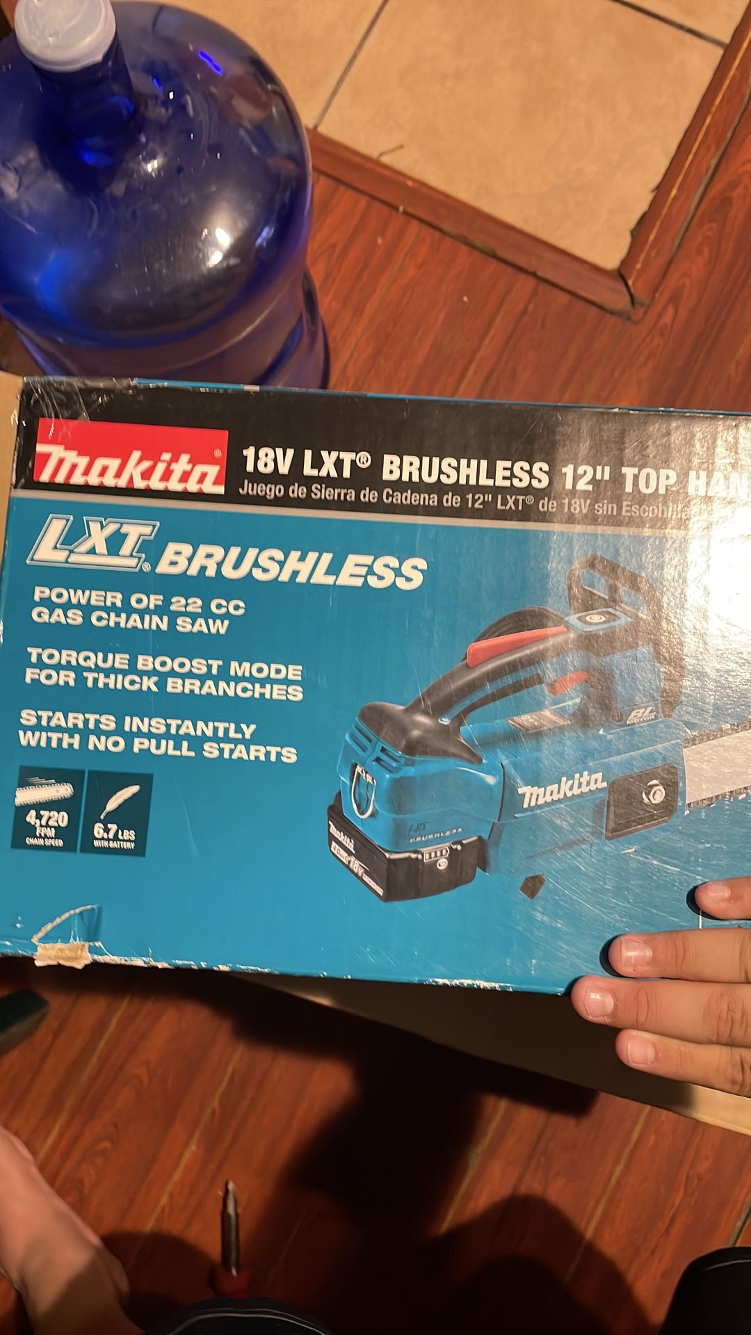 MAkita Lxt brushless power of 22 cc gas chainsaw