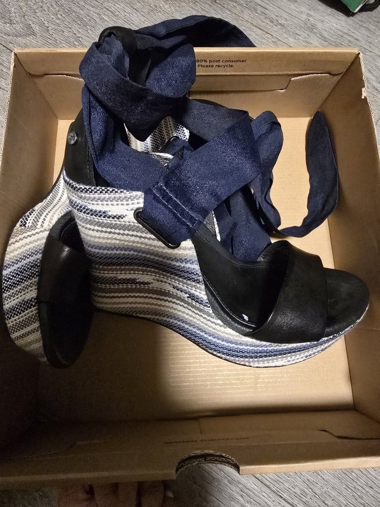 UG Blue leather wedges