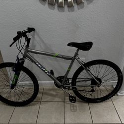 Huffy Mountain Bike . Wheels 26” .. 