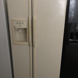 GE SIDE BY SIDE FRIDGE 