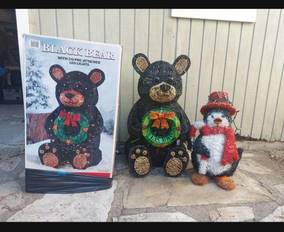Outdoor Holiday Lawn Decorations: Christmas Bear And Penguin