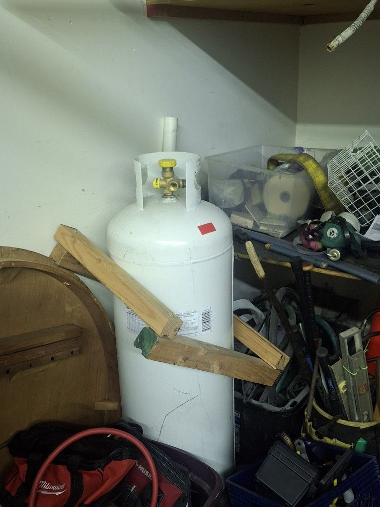 100 Lb Propane Tank *empty*