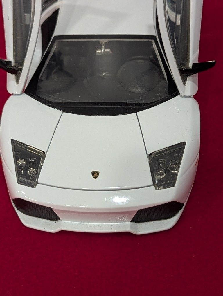 Jada 1/24 Scale Diecast Lamborghini Murcielago LP 640 White with Clear Plastic Display Showcase Collectible