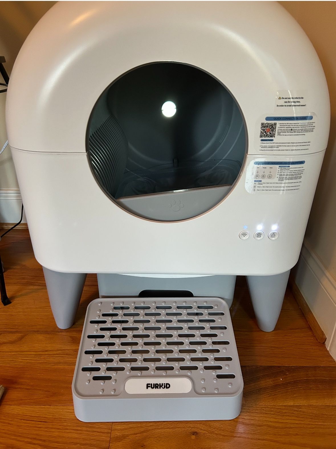 Fumoi self-cleaning litter box. *NEW*