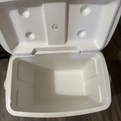 Cooler box (28 QUART | 26 LITER 1 41 CAN CAPACITY)