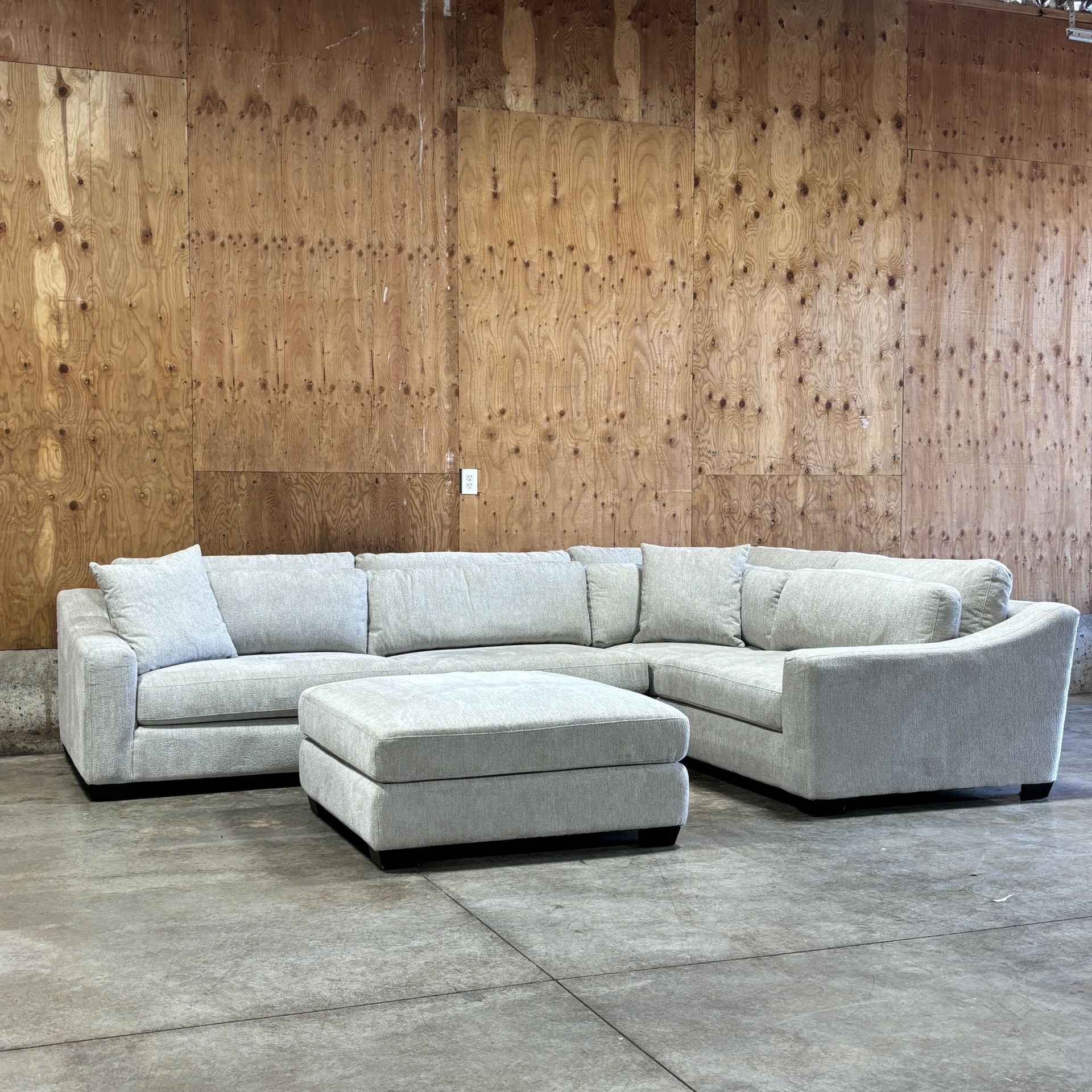 Evelynne Sectional couch With Ottoman 