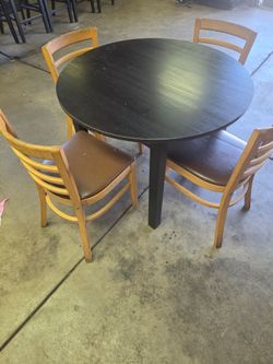 Mesa  con 4 sillas