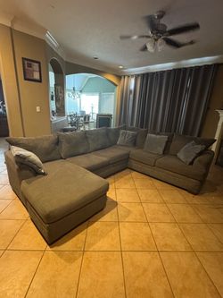 Large Gray 2-Piece Sectional Sofa w/ Chaise