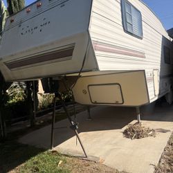 RV 5th Wheel Trailer 
