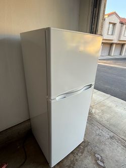 9.7-cu ft Counter-depth Top-Freezer Refrigerator