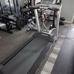 Treadmill  Life Fitness  F3 Folding.  READ BELOW. DR0P0FF AVAIL.