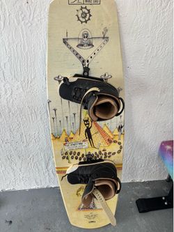 2016 Slingshot Coalition 141 Wakeboard with Bindings
