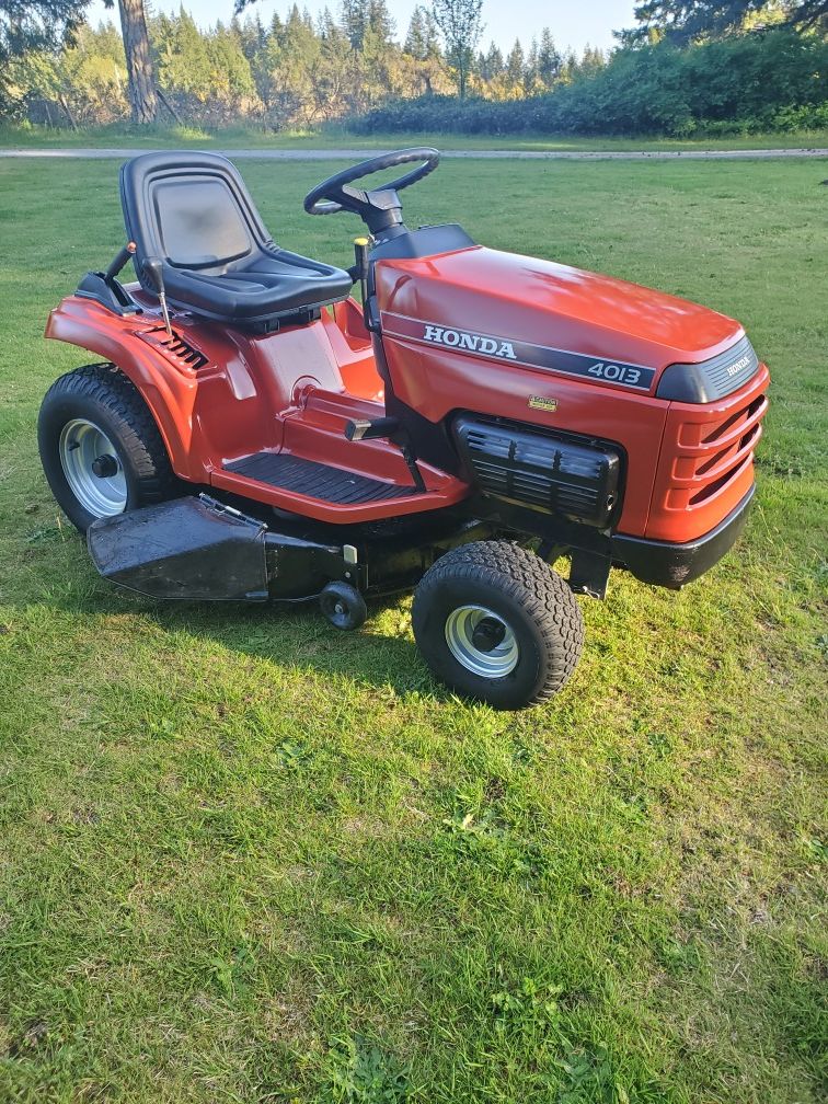 Honda riding lawn mower 4013