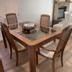 Dining room table with 4 chairs and a leaf extension