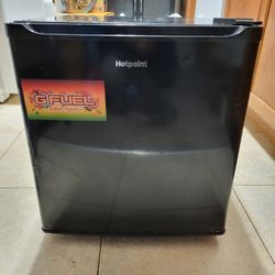 Hotpoint 1.7 Cubic Feet Mini Fridge W/ Freezer