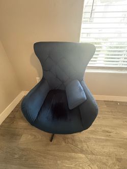 Lounge Chair - Gently Used - Must Pickup