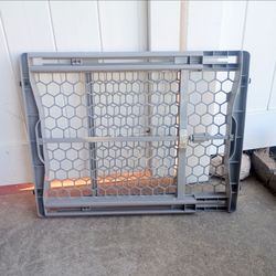 Pet Gate 23" T 27" W to 42" W Excellent Condition