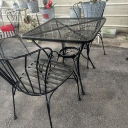 SUPER BEQUTIFUL WROUGHT IRON TABLE AND 2 Chairs 