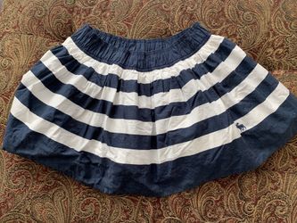 New Abercrombie ladies large with elastic band has built in the slip