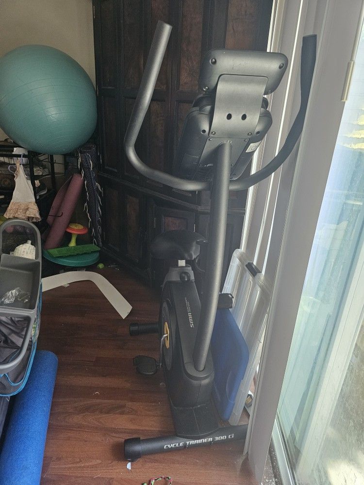 Gold's Gym Stationary Bike