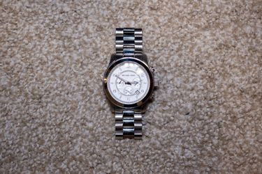Michael Kors Runway Chronograph Quartz 42mm Silver Bracelet White Dial 100m Ref: MK8086