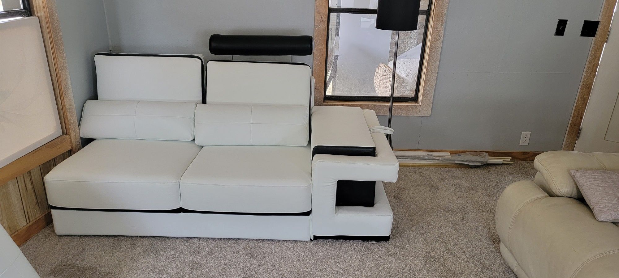 WHITE LEATHER CONTEMPORARY SOFA WITH LAMP GORGEOUS!