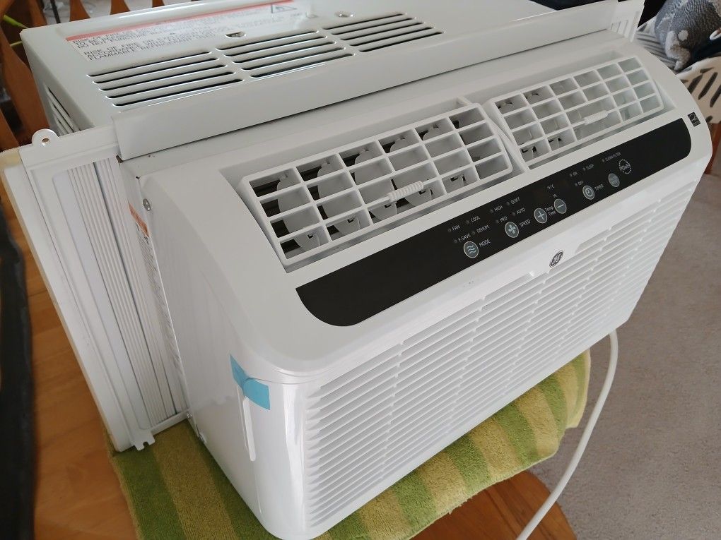 GE Air Conditioner 6200 btu 250sq ft area Quiet