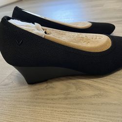 Vivaia Almond toe Heel