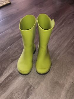 Rain boots size 8.5 toddler