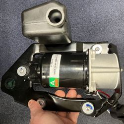 Arnott P-2932 Air Suspension Compressor (97-06 Lincoln Navigator/Ford Expedition)