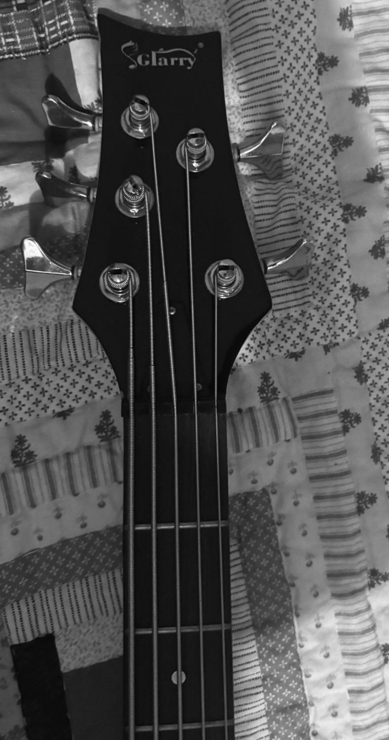 Bajo Negro de 5 Cuerdas ($ 130.00  dlls.) 