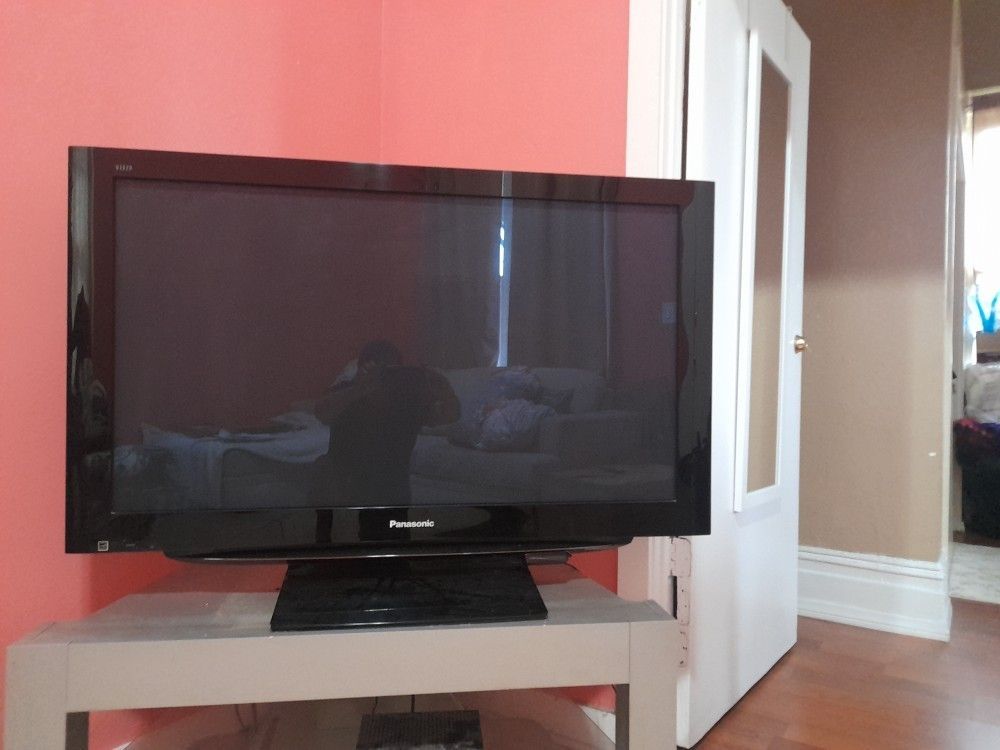 Panasonic Viera TC-L46D2 46" 1080P LED LCD TV