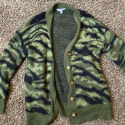 Women’s Camo Fuzzy Like New Size Small Cardigan 