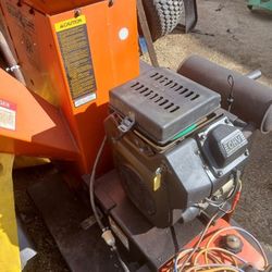 Bear CAT CHIPPER ON TRAILER  Prol