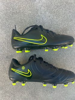 Boys soccer cleats sz 4 NIKE tiempo shoes