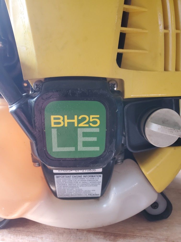 John Deere Bh25le Hand Held Leaf Blower Four Stroke .No Mix Oil Is Used In This Blower